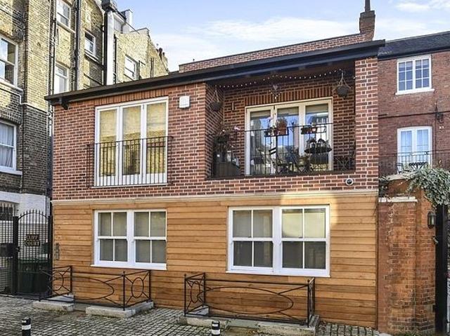 3 bedroom flat in London