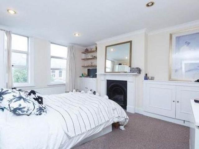 3 bedroom flat in London