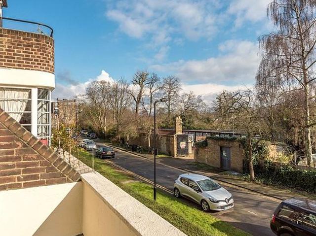 3 bedroom flat in London