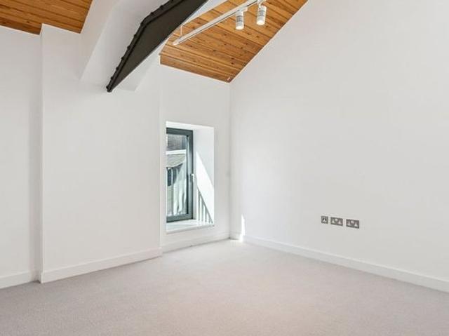 3 bedroom flat in London