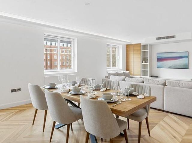3 bedroom flat in London