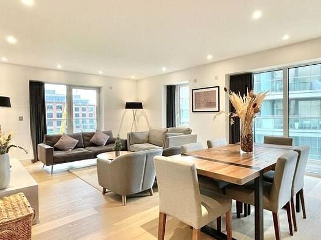 3 bedroom flat in London