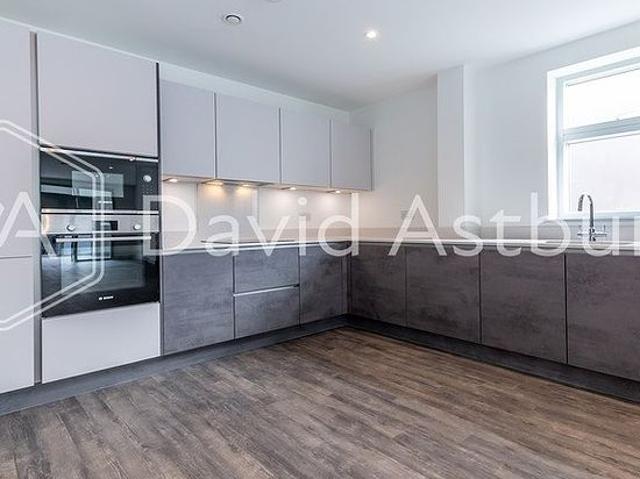 3 bedroom flat in London
