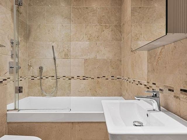 3 bedroom flat in London