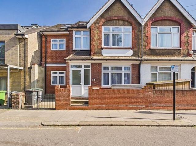 3 bedroom flat in London