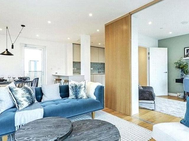 3 bedroom flat in London