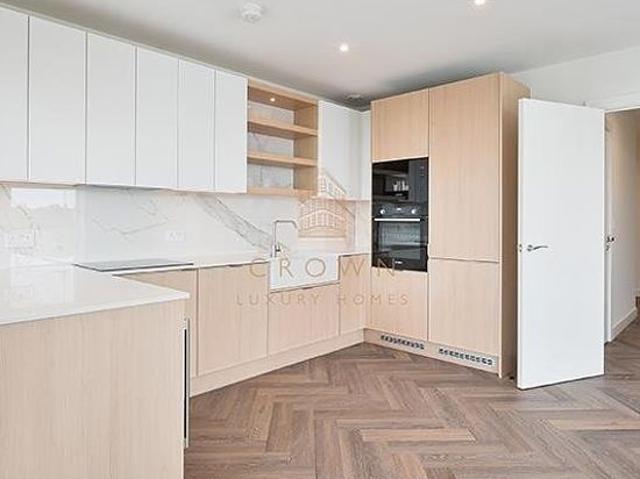 3 bedroom flat in London