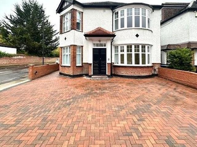3 bedroom flat in London