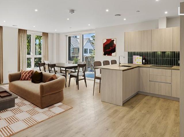 3 bedroom flat in London