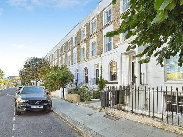 3 bedroom flat in London