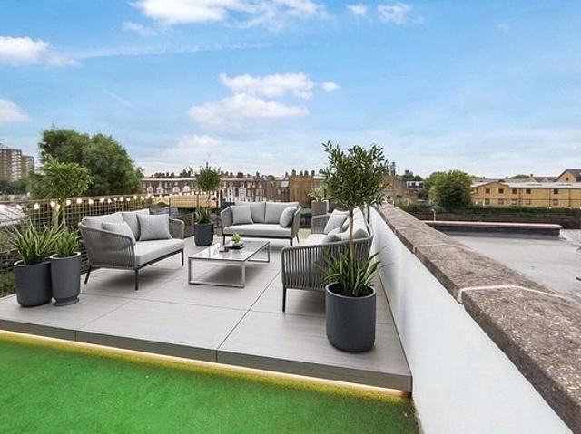 3 bedroom flat in London