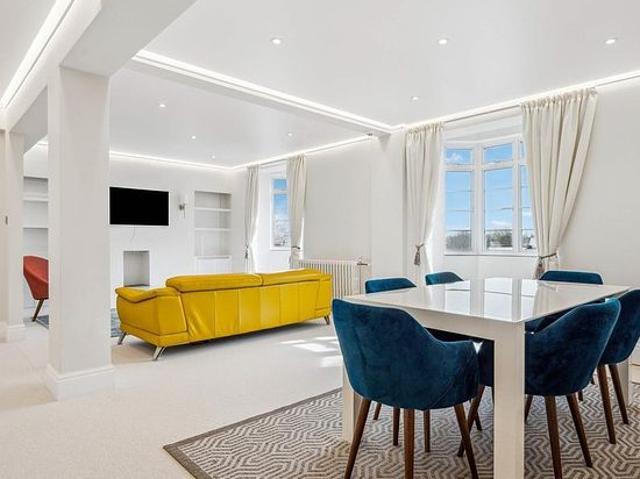3 bedroom flat in London