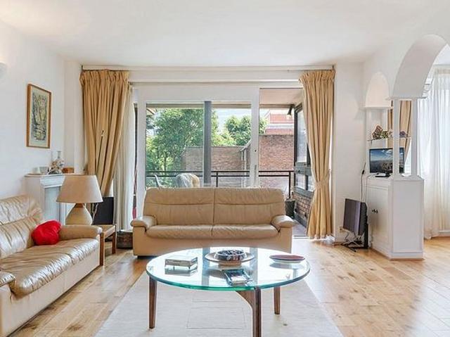 3 bedroom flat in London