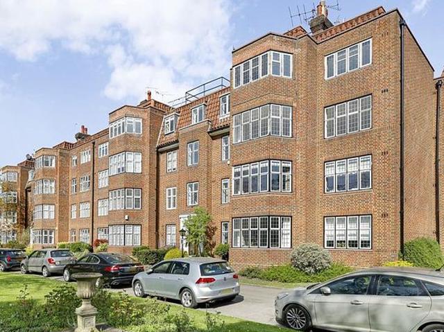 3 bedroom flat in London
