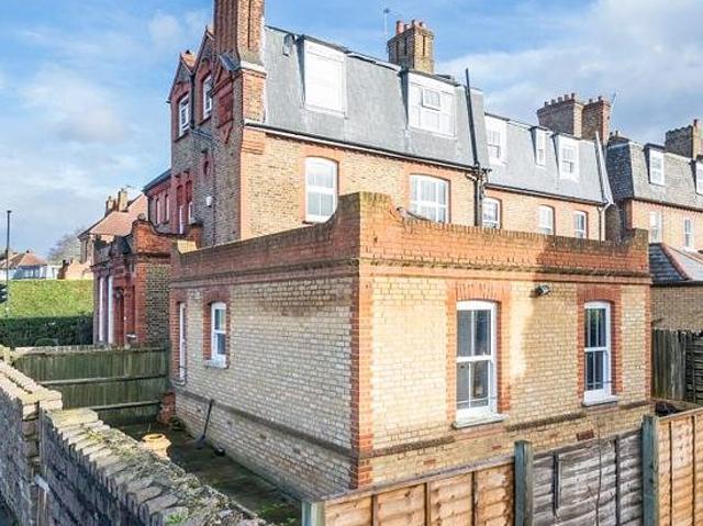 3 bedroom flat in London