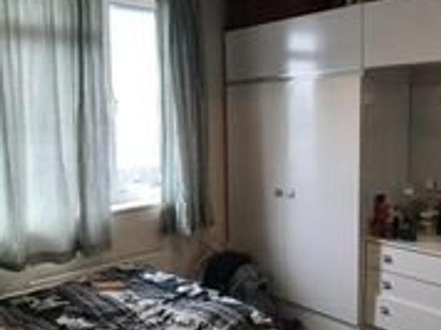 3 bedroom flat in London
