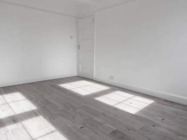 3 bedroom flat in London