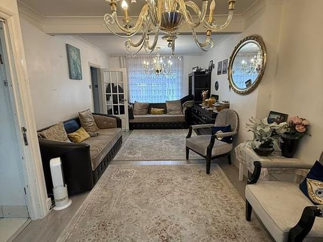 3 bedroom flat in London
