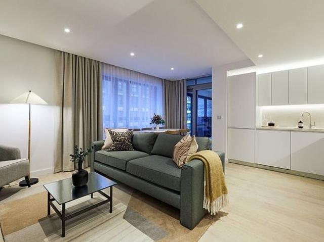3 bedroom flat in London