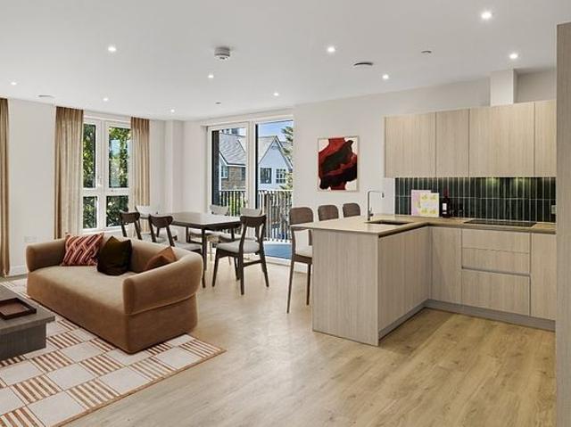 3 bedroom flat in London