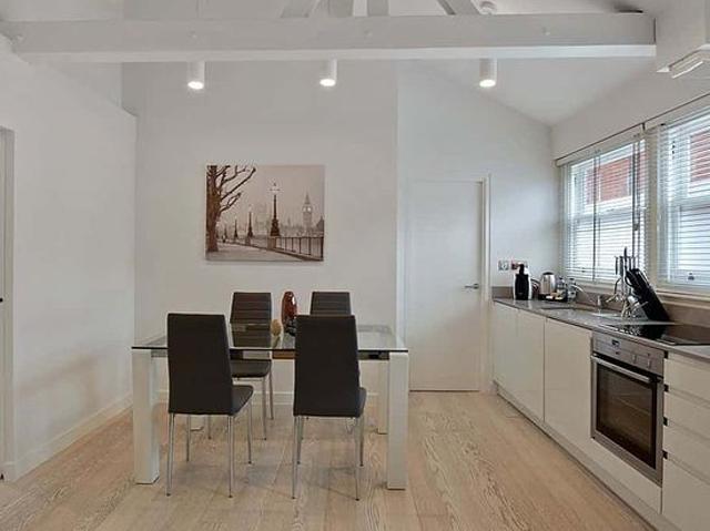3 bedroom flat in London