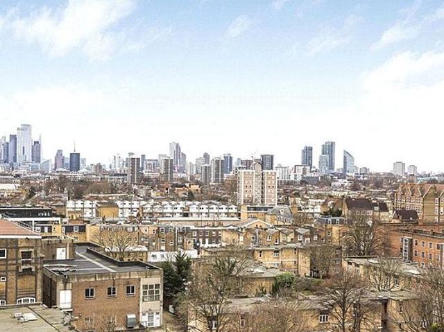 3 bedroom flat in London