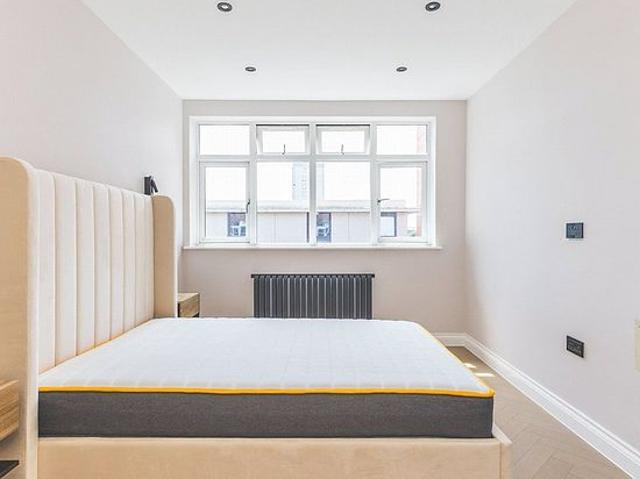 3 bedroom flat in London