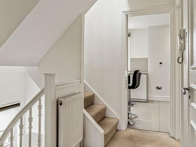 3 bedroom flat in London