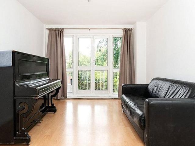 3 bedroom flat in London