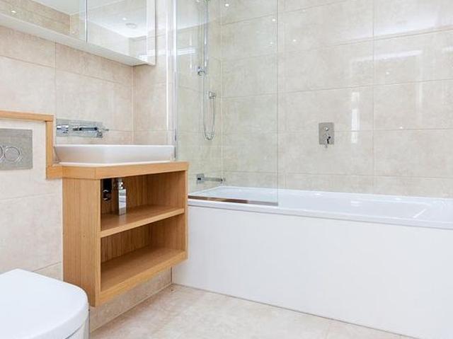3 bedroom flat in London
