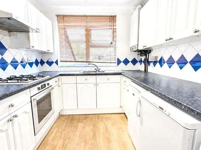3 bedroom flat in London