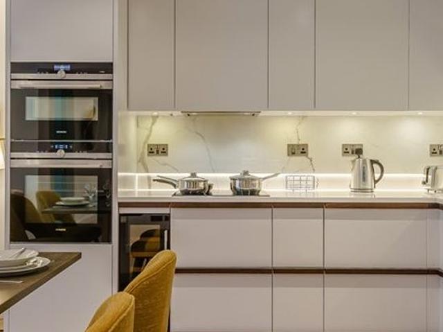 3 bedroom flat in London