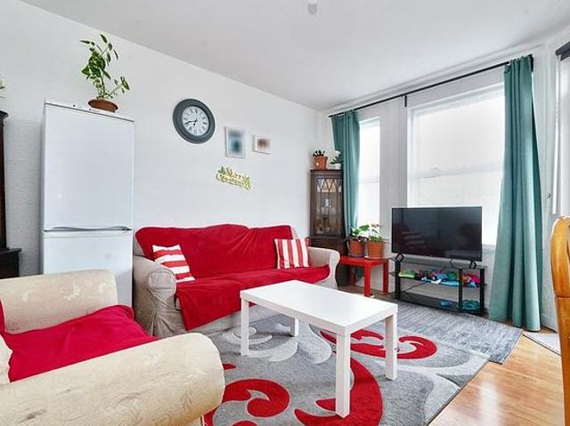 3 bedroom flat in London