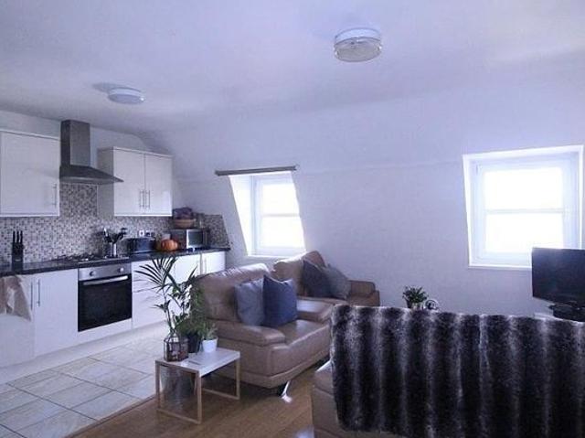 3 bedroom flat in London