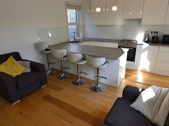 3 bedroom flat in London