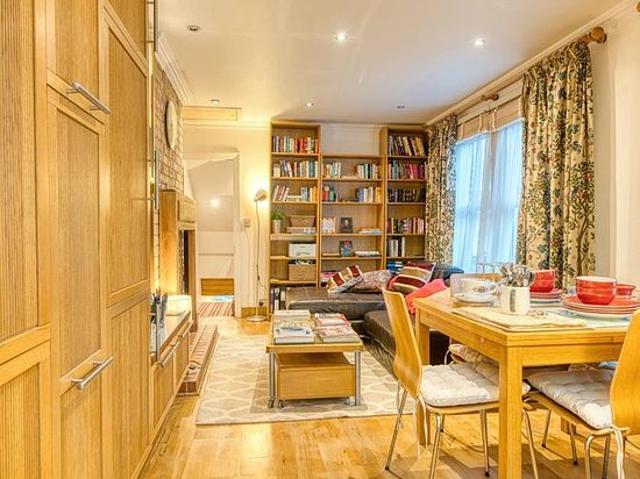 3 bedroom flat in London
