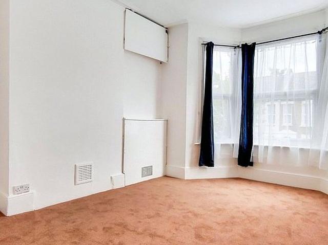 3 bedroom flat in London