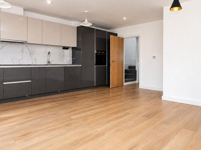 3 bedroom flat in London