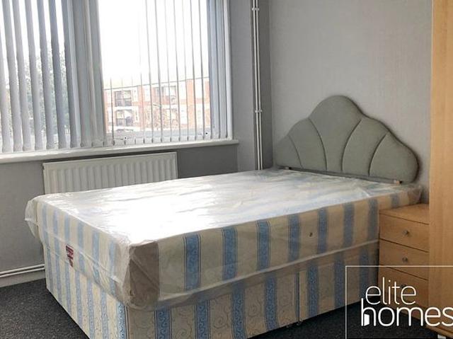3 bedroom flat in London