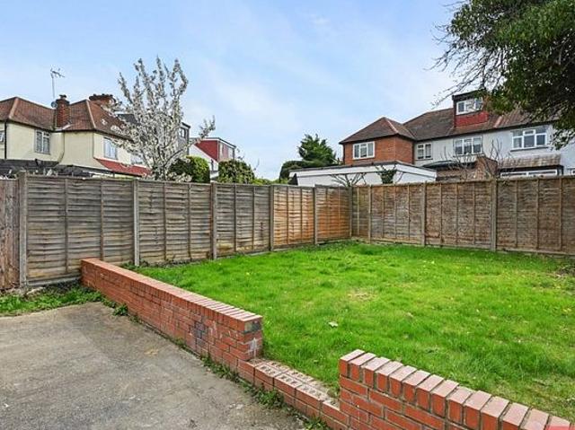 3 bedroom flat in London