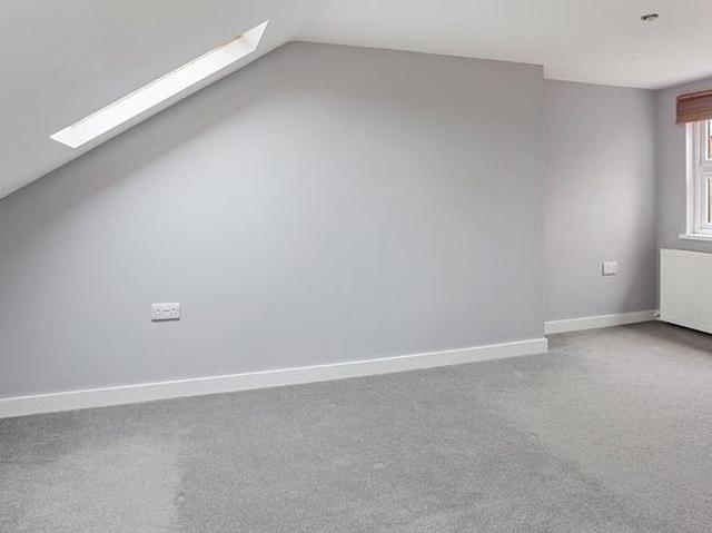 3 bedroom flat in London