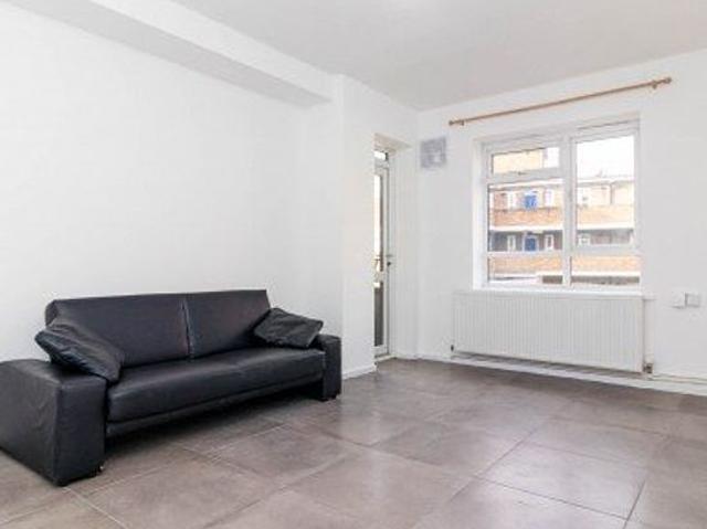 3 bedroom flat in London
