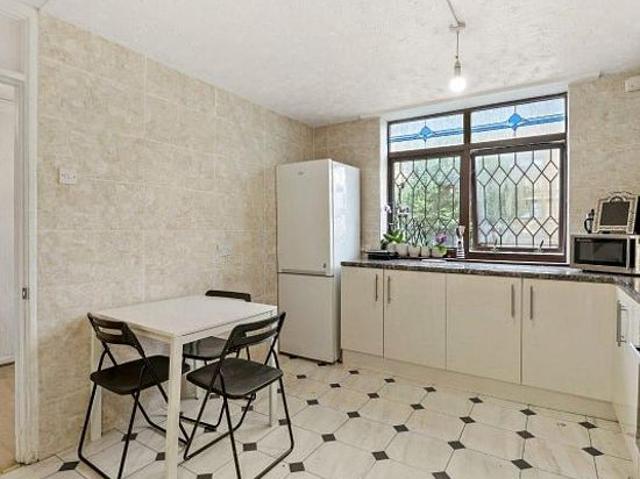 3 bedroom flat in London