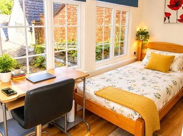 3 bedroom flat in London