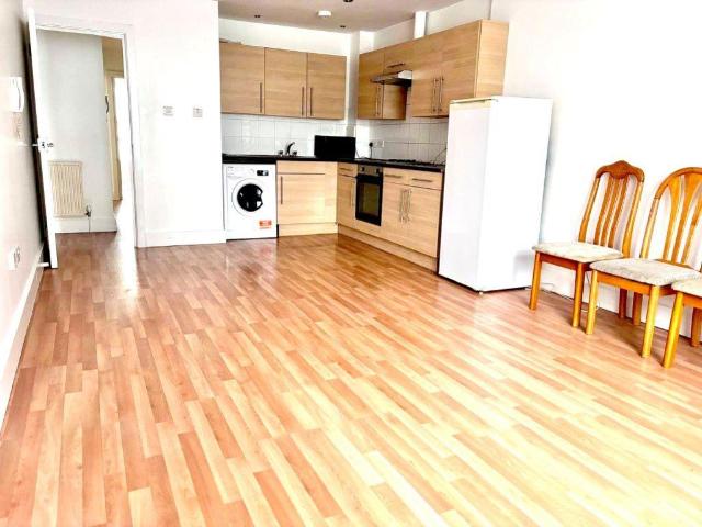 3 Bedroom Flat in Maidstone ME14 2TW 3 bed flat to rent £1,650 pcm £381 pw