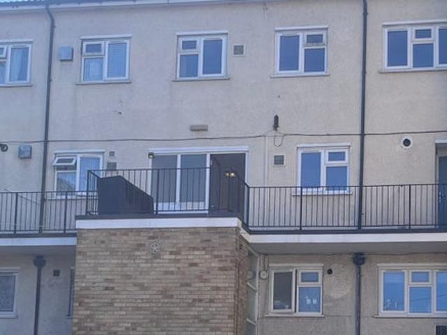 3 bedroom flat in Northolt