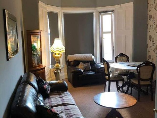3 bedroom flat in Paisley
