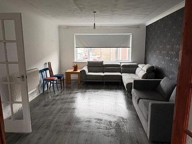 3 bedroom flat in Renfrew