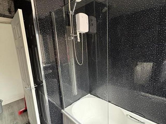 3 bedroom flat in Renfrew