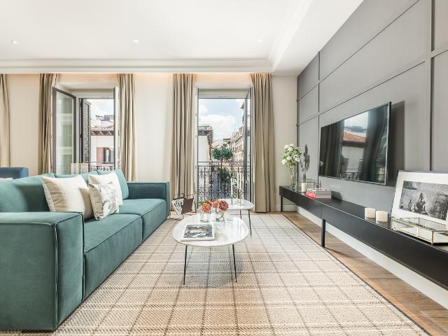 3 Bedroom Flat North of the Center with Lots of Light